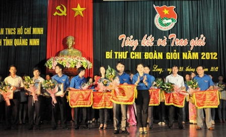 : Đồng chí Nguyễn Thị Thu Hà, Phó bí thư Thường trực Tỉnh Đoàn trao giải Nhất tập thể cho Đoàn Thanh niên TP Hạ Long